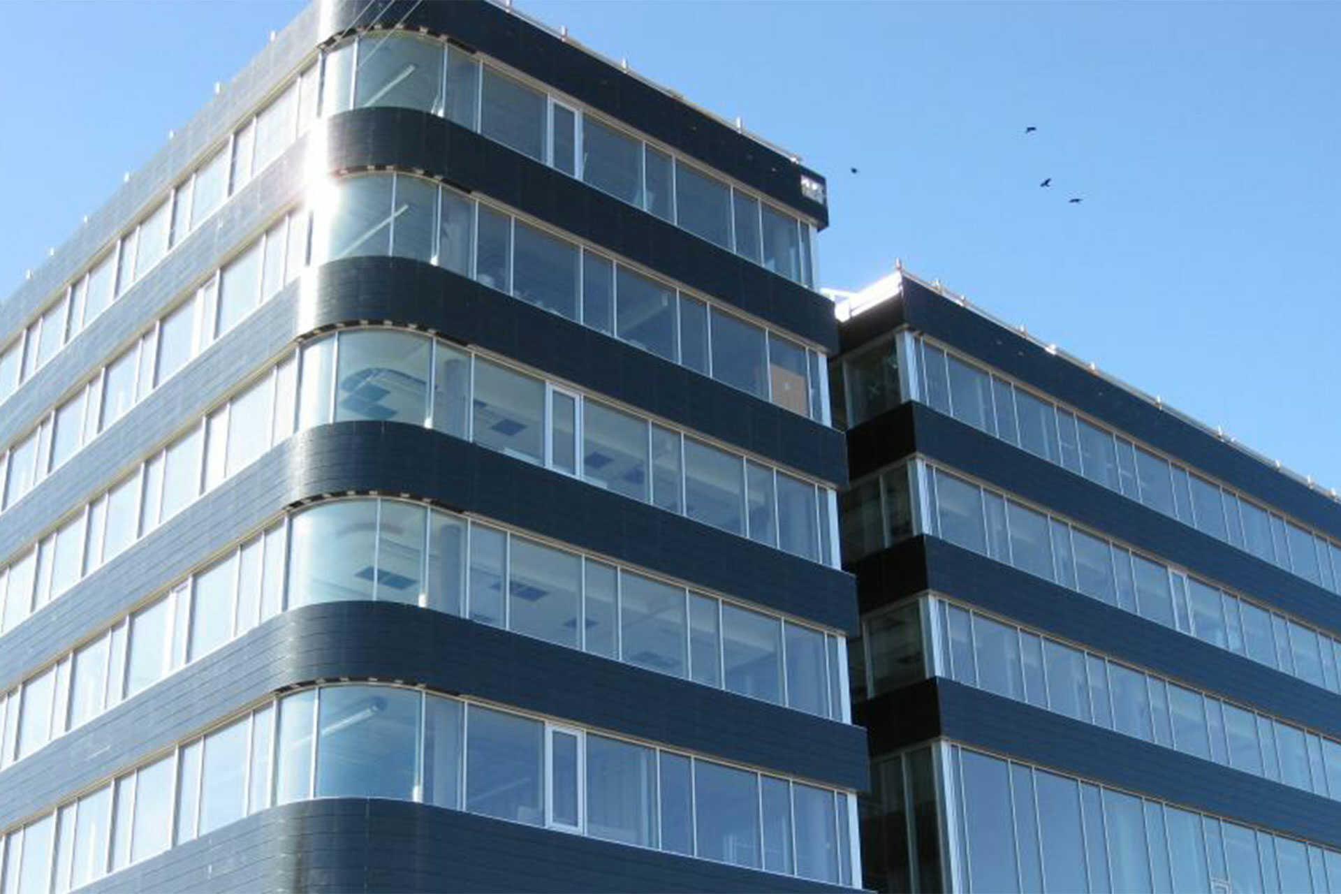 Få indblik i opførelsen af MOEs hovedkontor i to etaper, med den første bygning i 2013 og den anden i 2019. Opnåelse af DGNB Sølv-certificeringen er også bemærkelsesværdig