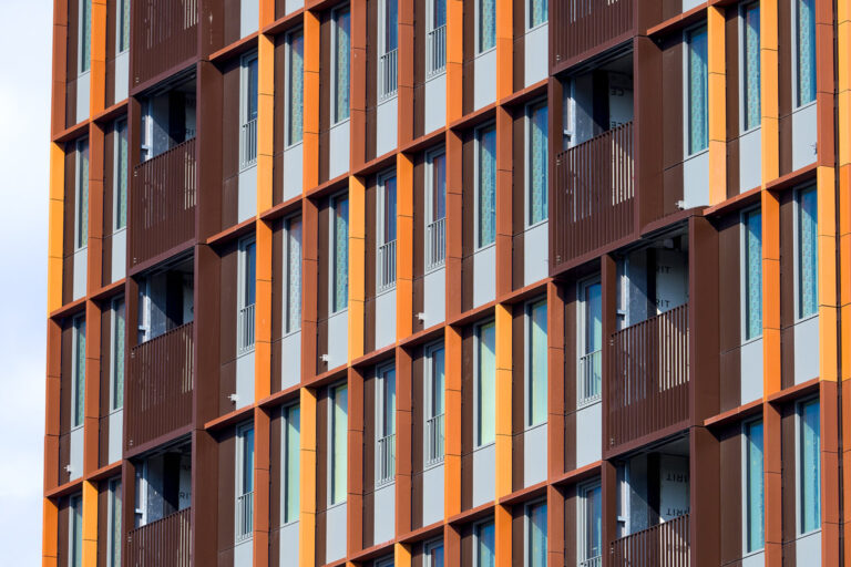 Dahlerups Tårn med røde og orange facader